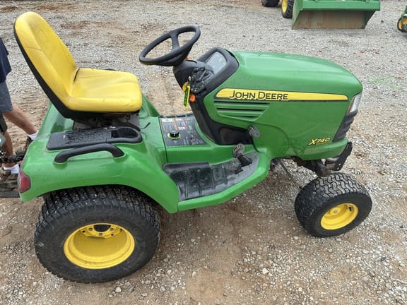 2010 John Deere X740 Equipment Image0