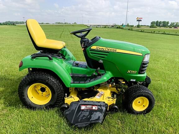 Image of John Deere X740 equipment image 3