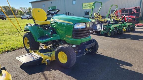2010 John Deere X744 Image