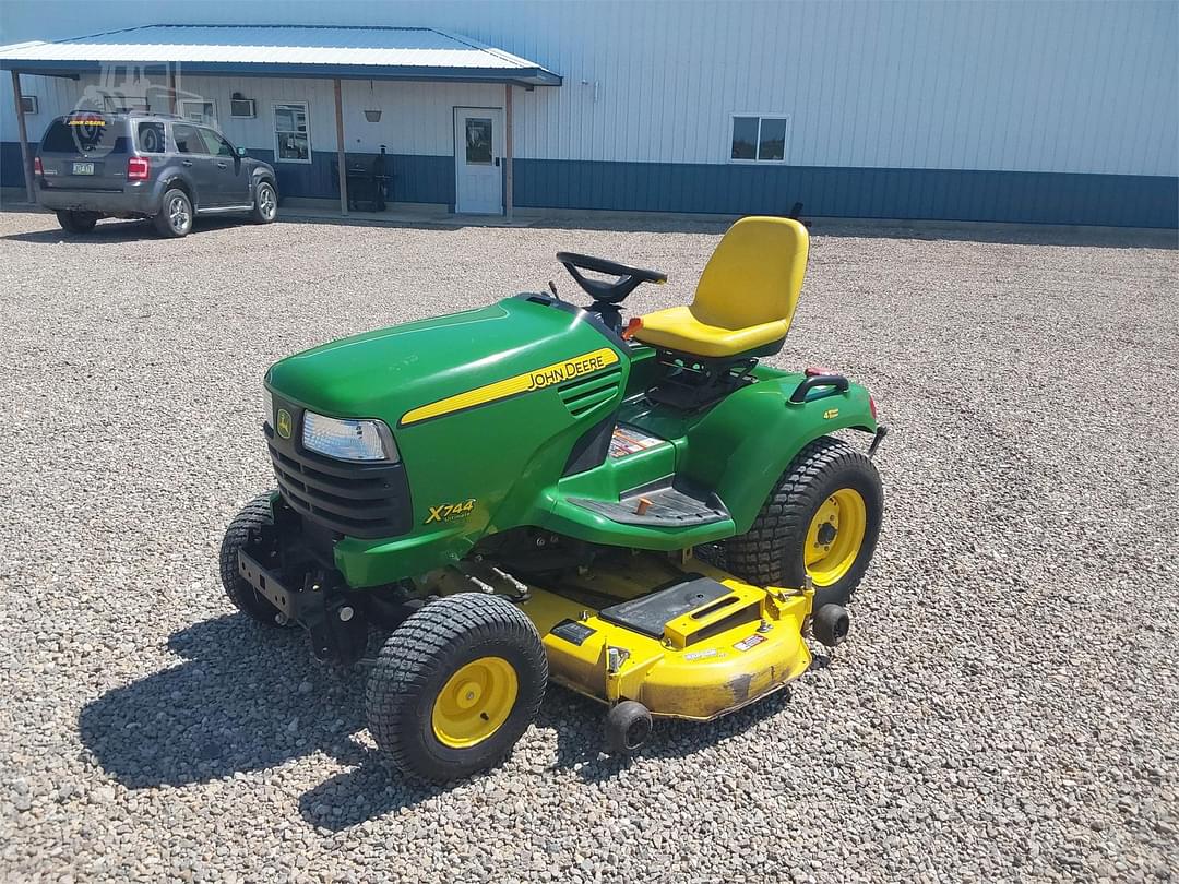 Image of John Deere X744 Primary image