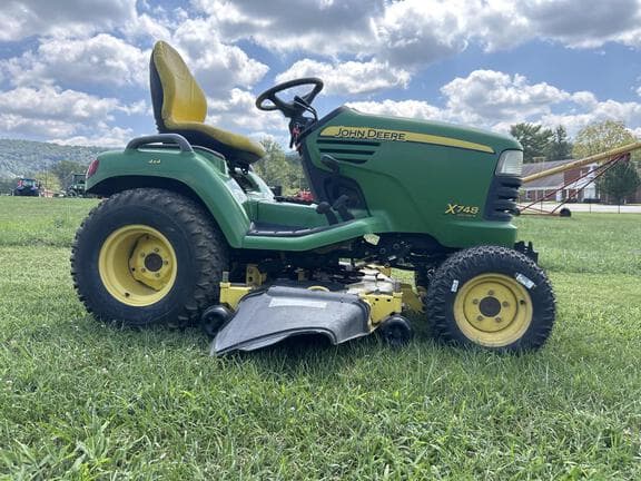 Image of John Deere X748 equipment image 1