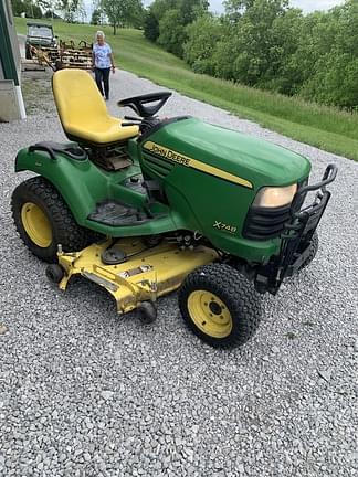 Image of John Deere X748 equipment image 2