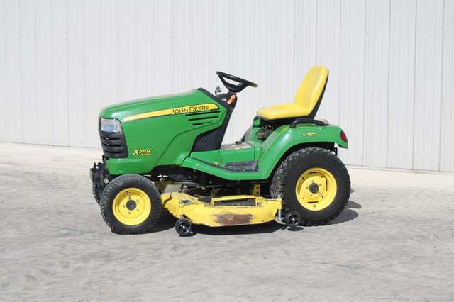 Image of John Deere X749 equipment image 1