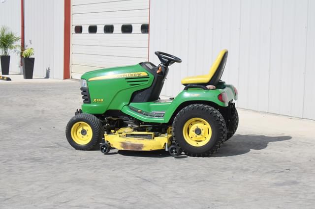 Image of John Deere X749 equipment image 2