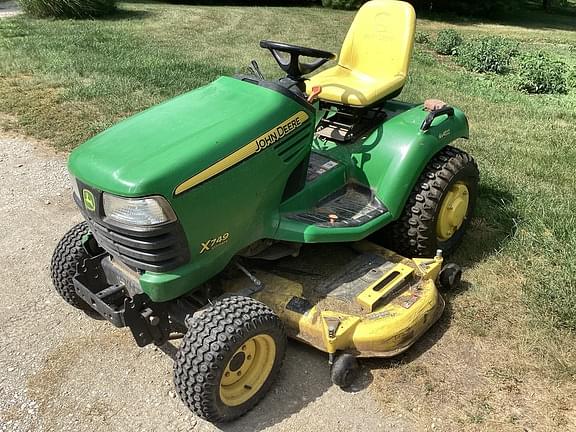 Image of John Deere X749 equipment image 2
