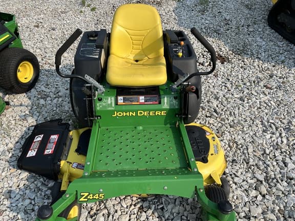 Image of John Deere Z445 equipment image 1