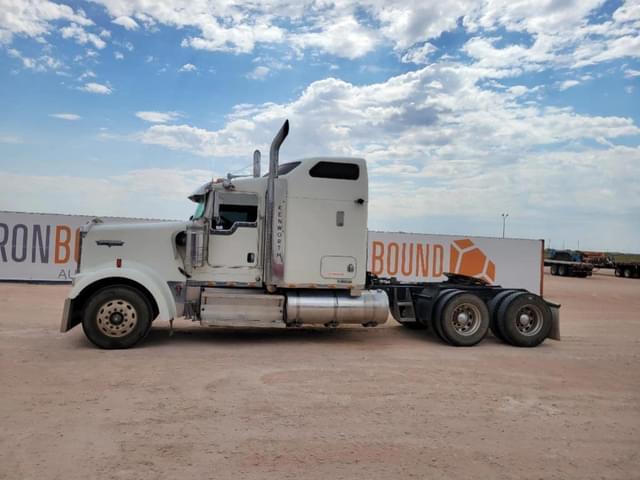 Image of Kenworth W900 equipment image 1