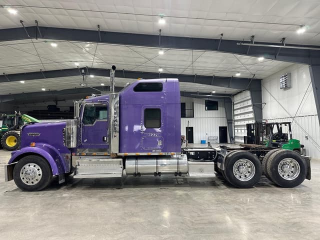 Image of Kenworth W900L equipment image 3