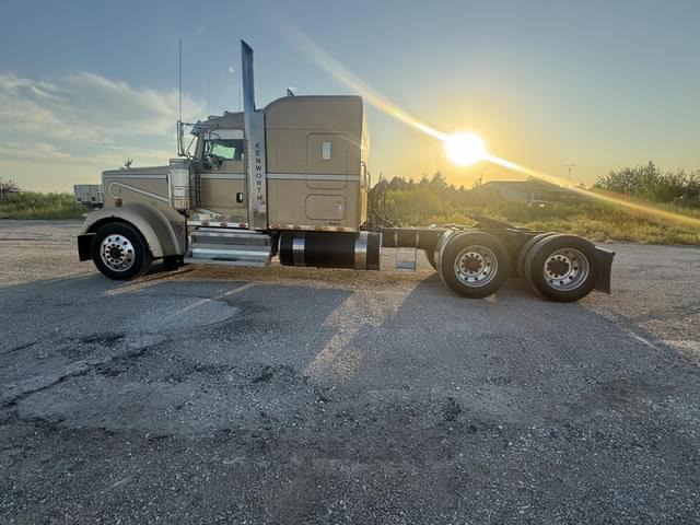 Image of Kenworth W900L equipment image 2