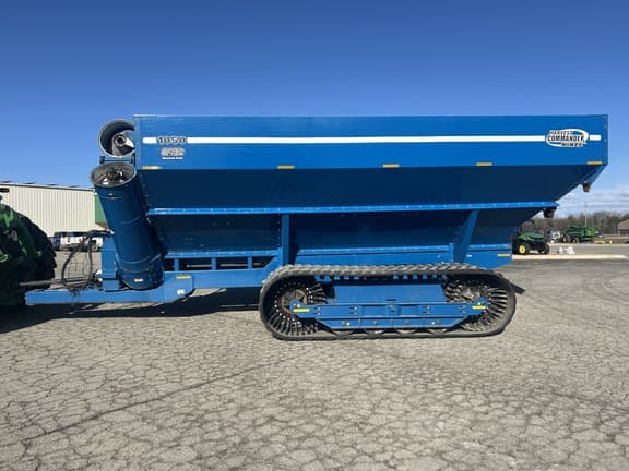 Image of Kinze 1050 equipment image 1