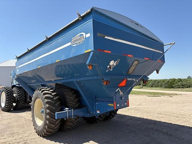 Image of Kinze 1050 equipment image 2