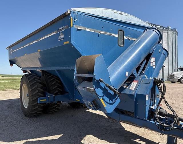 Image of Kinze 1050 equipment image 1