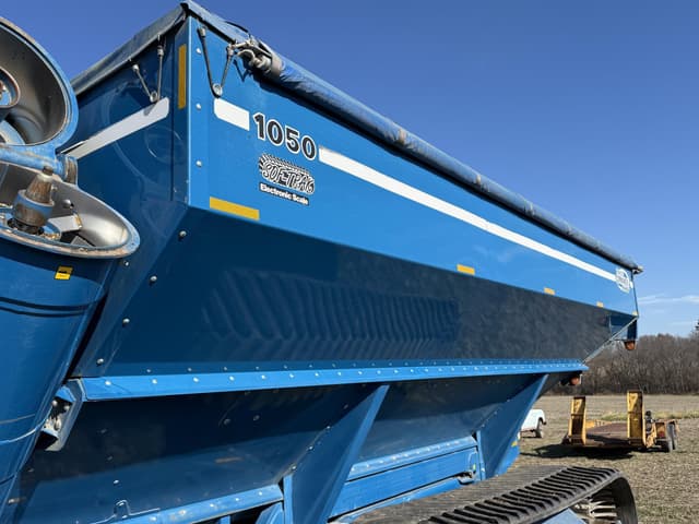 Image of Kinze 1050 equipment image 3