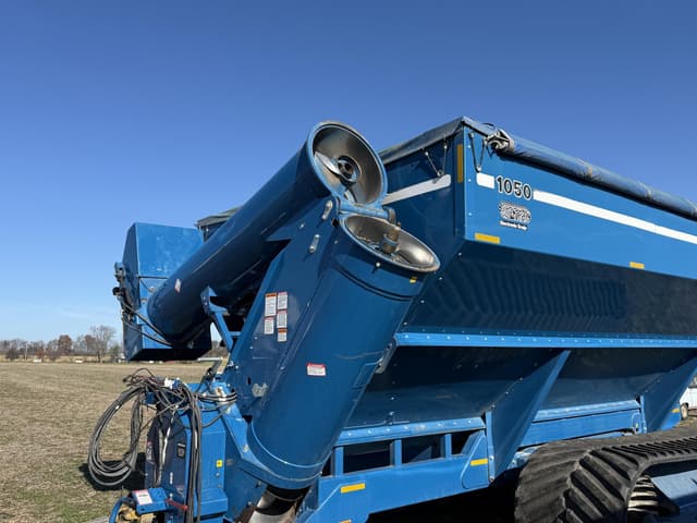 Image of Kinze 1050 equipment image 1