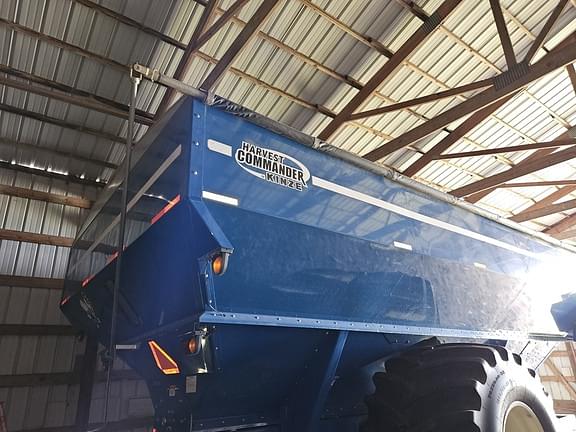 Image of Kinze 1050 equipment image 2