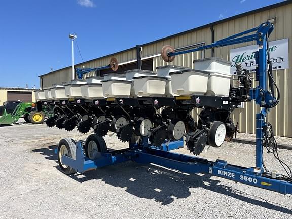 Image of Kinze 3500 equipment image 2