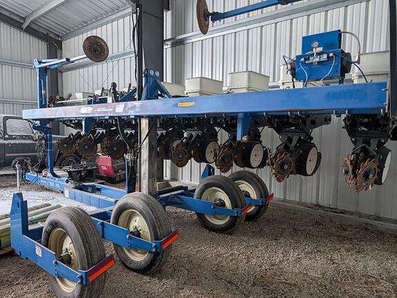 Image of Kinze 3500 equipment image 3