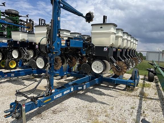 Image of Kinze 3500 equipment image 1