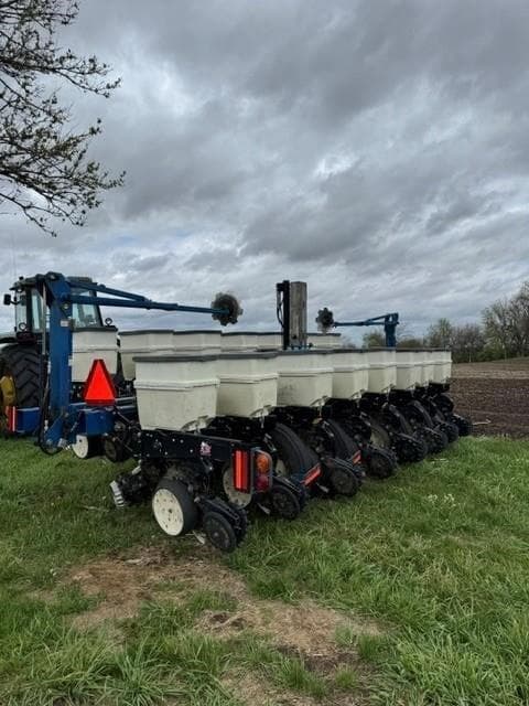 Image of Kinze 3500 equipment image 2