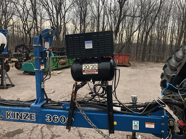 Image of Kinze 3600 equipment image 2