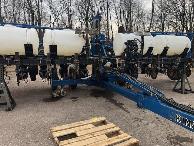 Image of Kinze 3600 equipment image 3