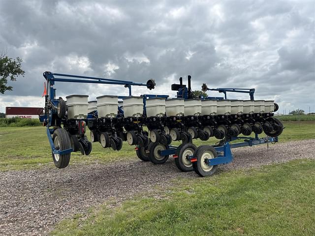 Image of Kinze 3600 equipment image 3