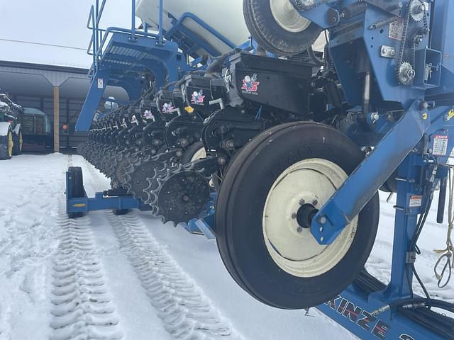 Image of Kinze 3600 equipment image 3