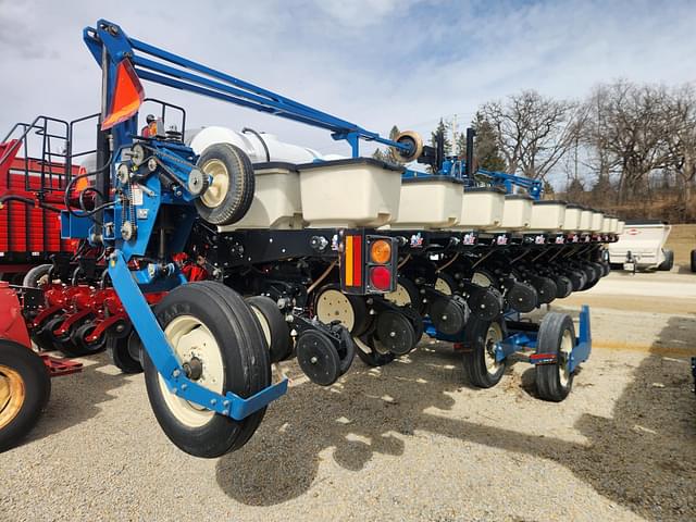 Image of Kinze 3600 equipment image 2
