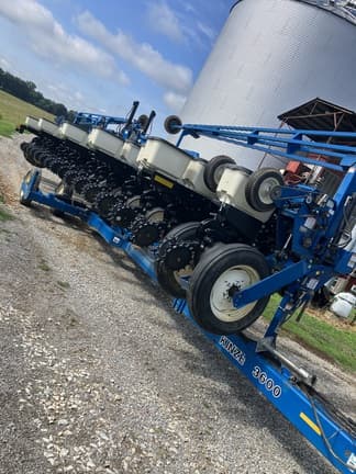 Image of Kinze 3600 equipment image 3