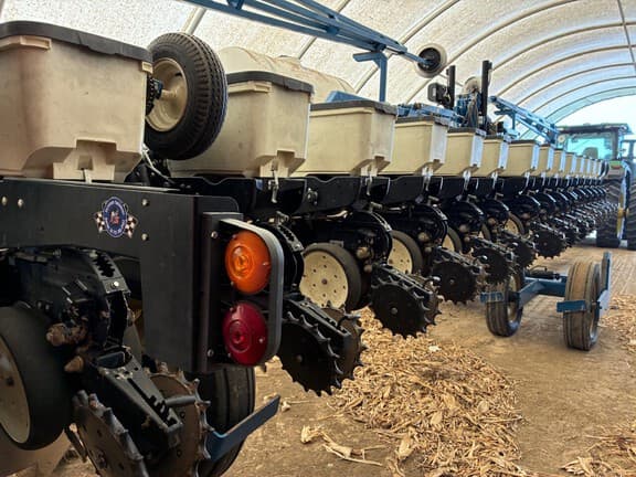 Image of Kinze 3600 equipment image 2