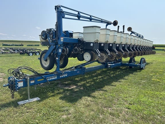 2010 Kinze 3600 Equipment Image0