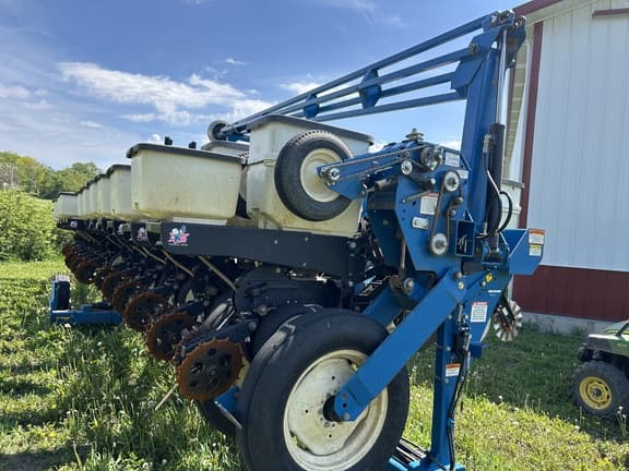 Image of Kinze 3600 equipment image 2