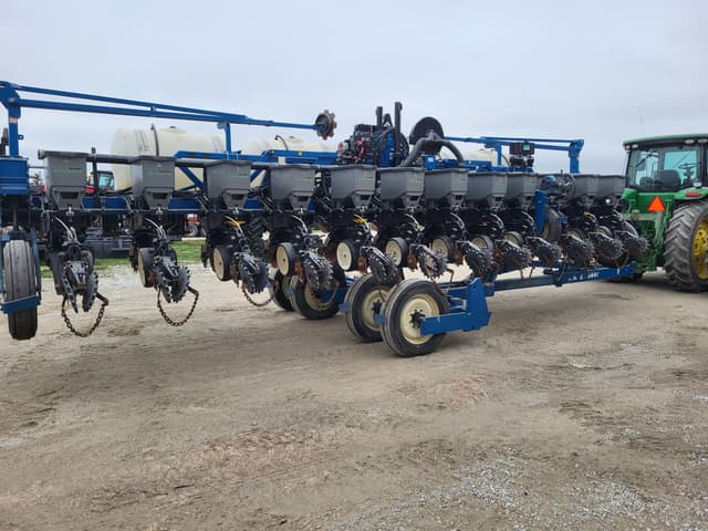 Image of Kinze 3600 equipment image 1