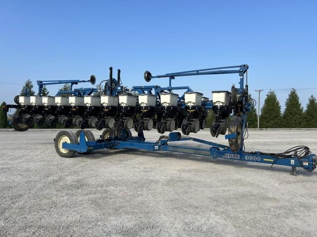 Image of Kinze 3600 equipment image 1