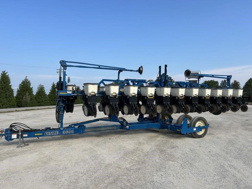 2010 Kinze 3600 Equipment Image0