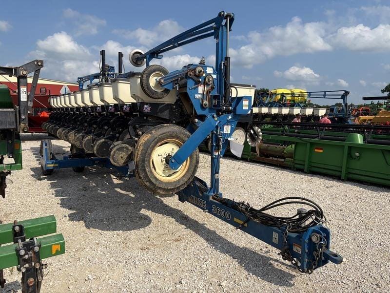 2010 Kinze 3600 Equipment Image0