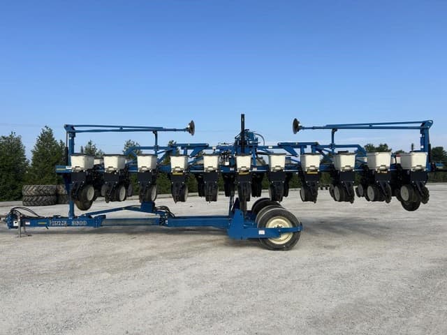 Image of Kinze 3600 equipment image 2