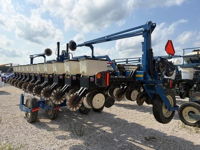 Image of Kinze 3600 equipment image 1
