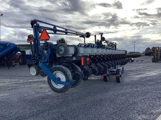 Image of Kinze 3600 equipment image 2