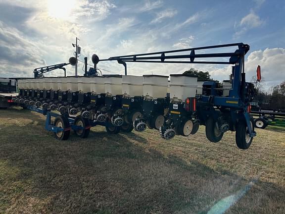 Image of Kinze 3600 equipment image 2