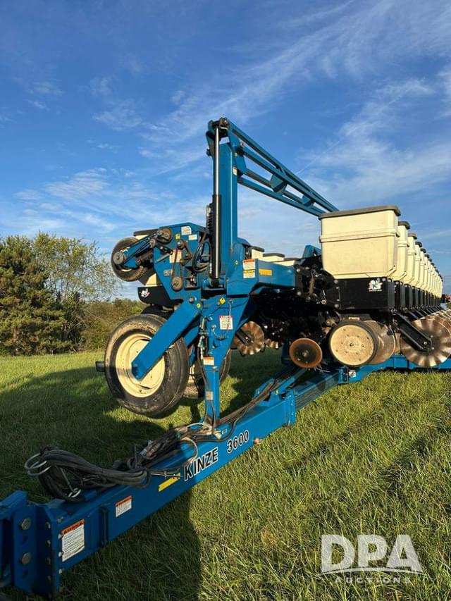 Image of Kinze 3600 equipment image 3