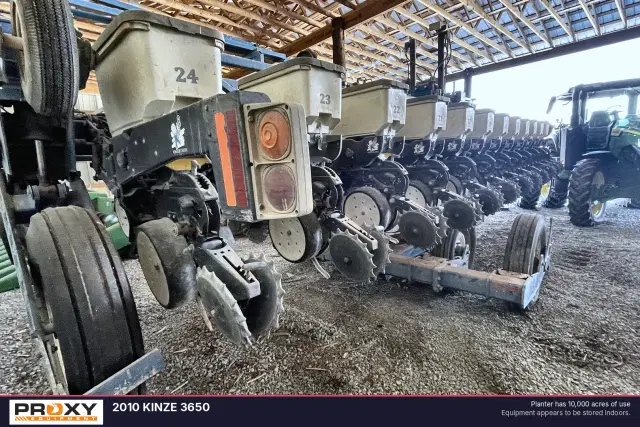 Image of Kinze 3650 equipment image 1
