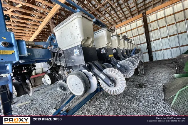 Image of Kinze 3650 equipment image 2