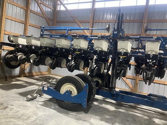 Image of Kinze 3650 equipment image 2