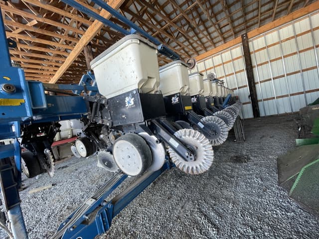 Image of Kinze 3650 equipment image 2