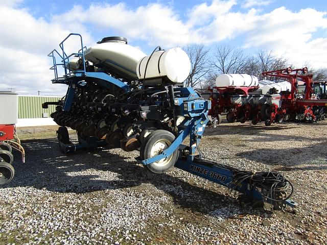 Image of Kinze 3660 equipment image 1