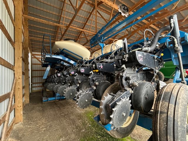 Image of Kinze 3660 equipment image 2