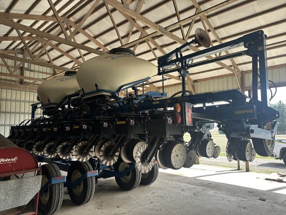 Image of Kinze 3660 equipment image 3