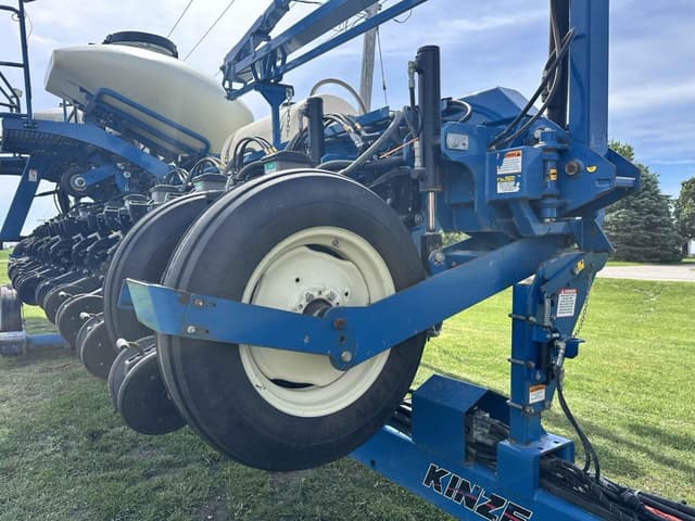 Image of Kinze 3660 equipment image 2
