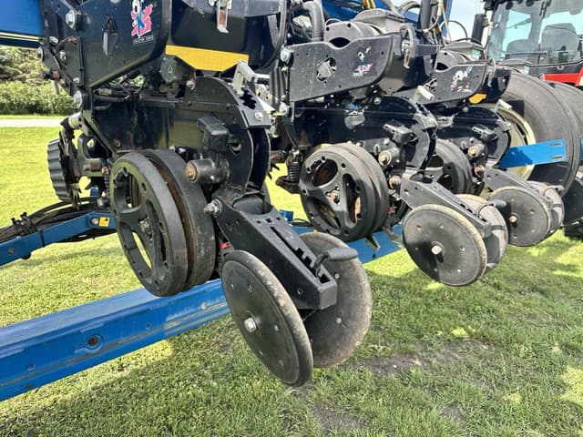 Image of Kinze 3660 equipment image 3